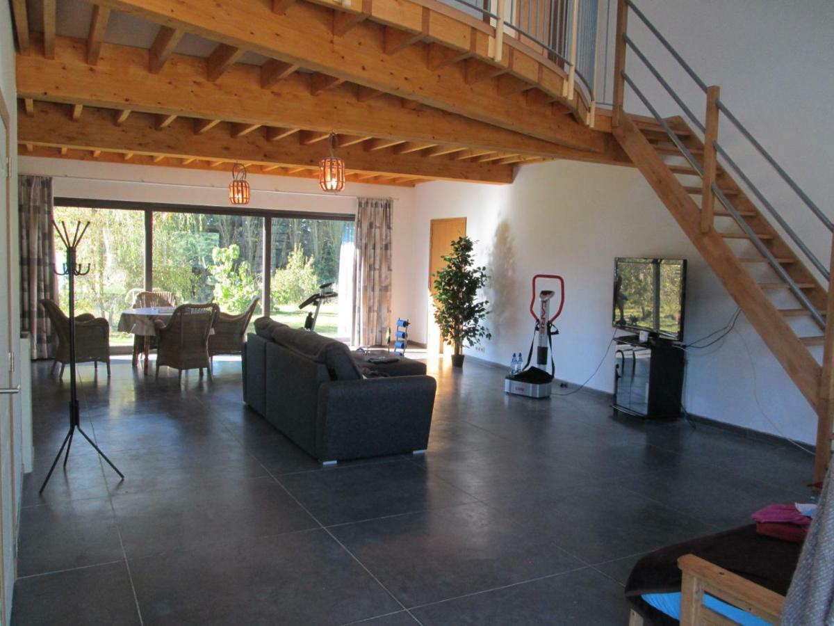 Florennes Gite Neuf 150 M2 Devant Un Grand Lac Prive De 2 Hectares Poissonneux Au Milieu Des Bois Exterior photo