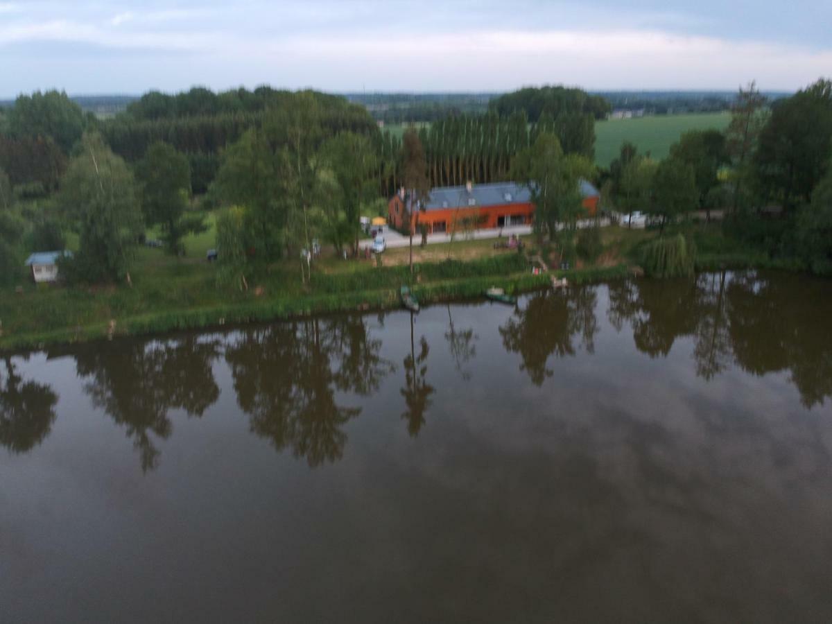 Florennes Gite Neuf 150 M2 Devant Un Grand Lac Prive De 2 Hectares Poissonneux Au Milieu Des Bois Exterior photo