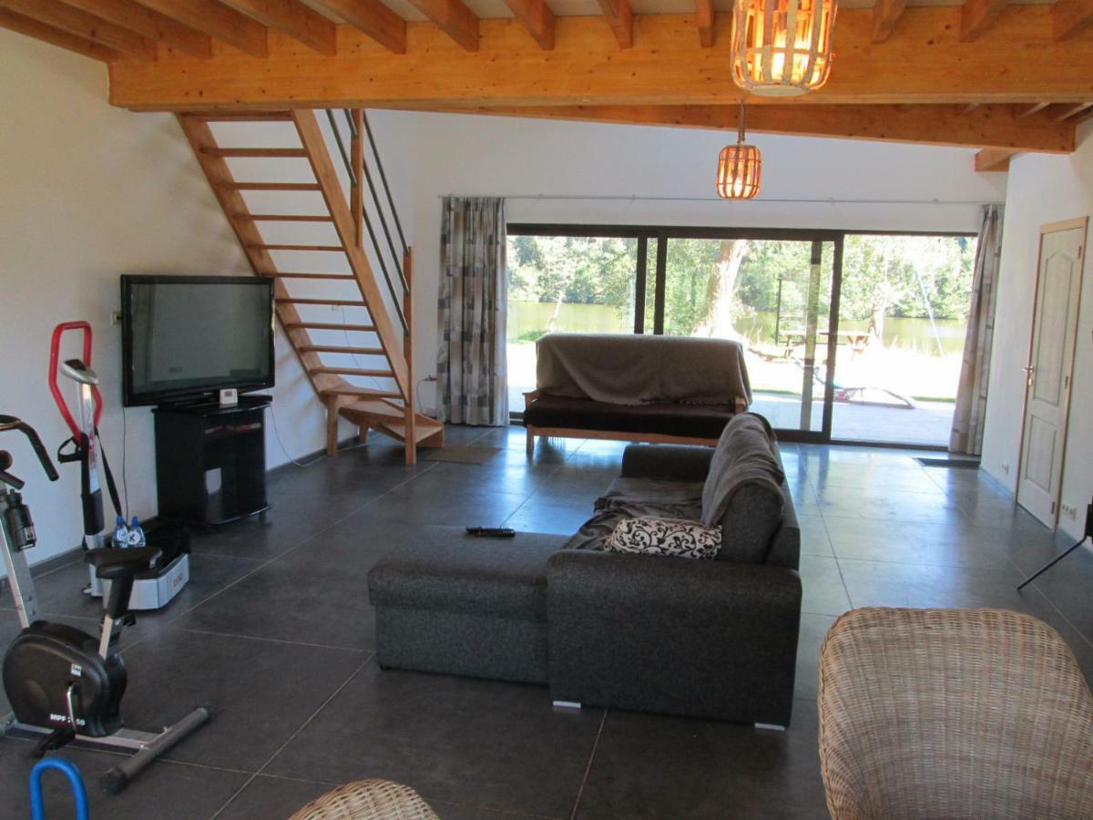 Florennes Gite Neuf 150 M2 Devant Un Grand Lac Prive De 2 Hectares Poissonneux Au Milieu Des Bois Exterior photo