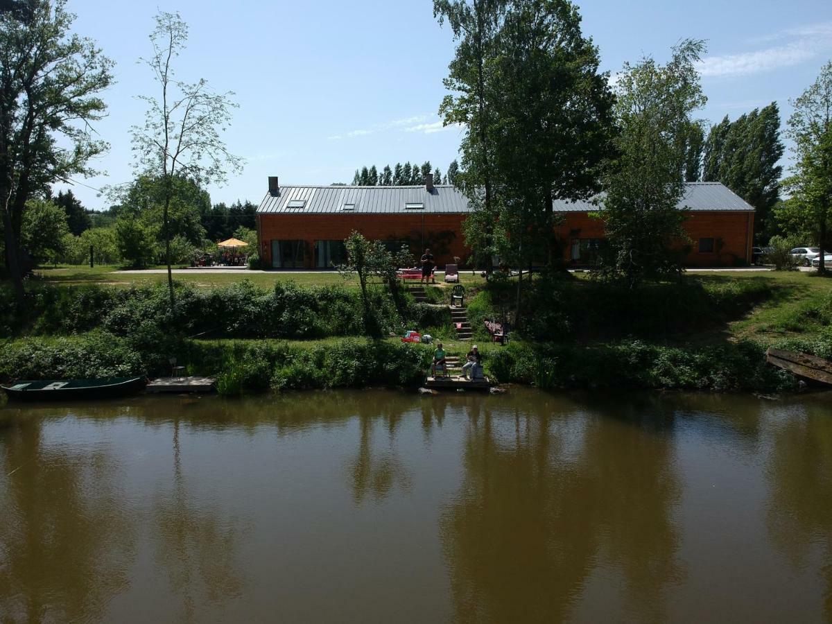 Florennes Gite Neuf 150 M2 Devant Un Grand Lac Prive De 2 Hectares Poissonneux Au Milieu Des Bois Exterior photo