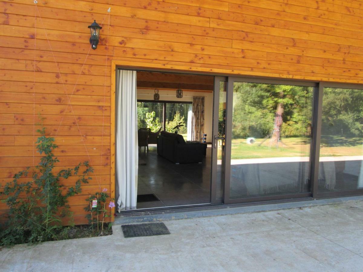 Florennes Gite Neuf 150 M2 Devant Un Grand Lac Prive De 2 Hectares Poissonneux Au Milieu Des Bois Exterior photo